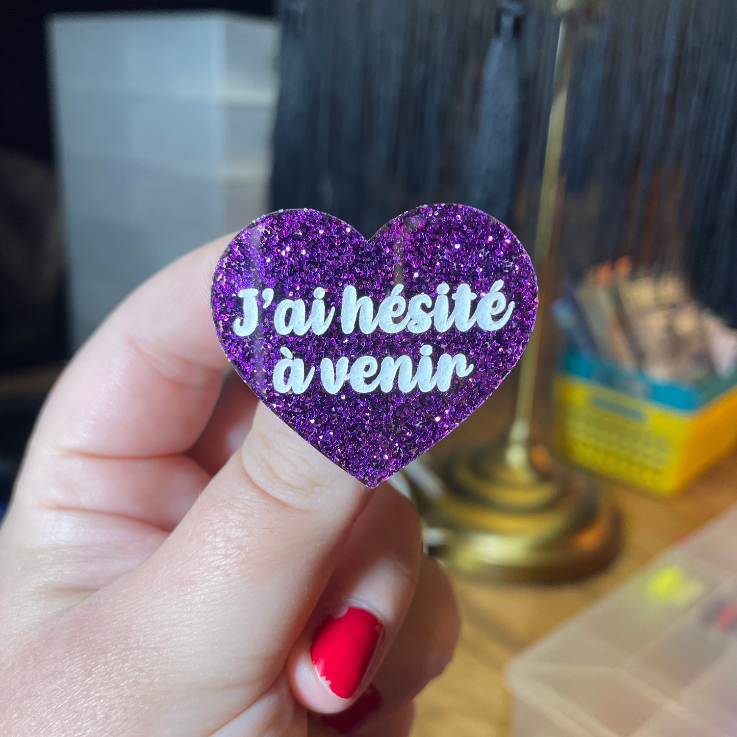 Broche "J'ai hésité à venir" en acrylique à paillettes violettes
