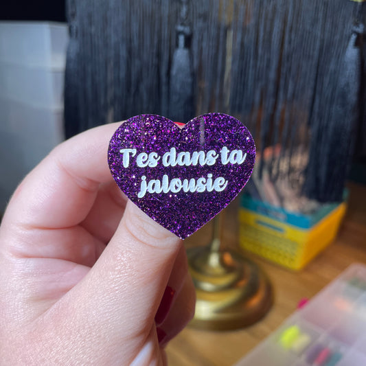 Broche "T'es dans ta jalousie" en acrylique à paillettes violettes
