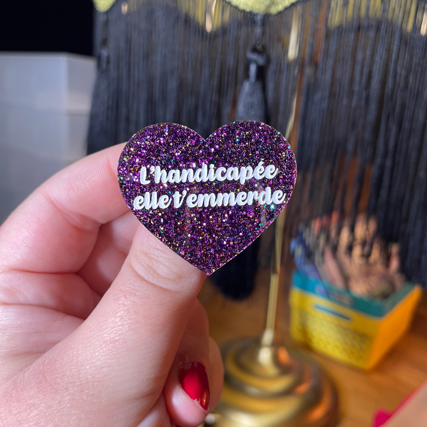 Broche "L'handicapée elle t'emmerde" en acrylique à paillettes violettes