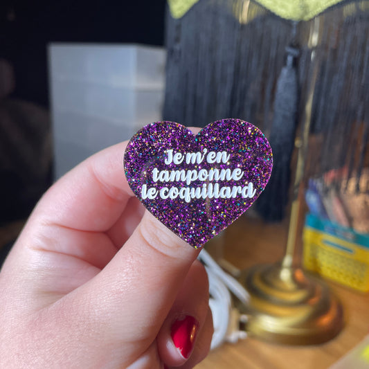 Broche "Je m'en tamponne le coquillard" en acrylique à paillettes violettes