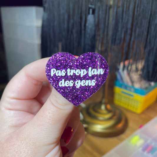 Broche "Pas trop fan des gens" en acrylique à paillettes violettes