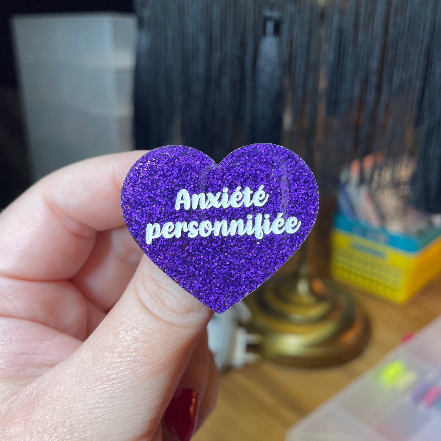 Broche "Anxiété personnifiée" en acrylique à paillettes violettes