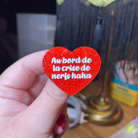 Broche "Au bord de la crise de nerfs haha" en acrylique à paillettes oranges