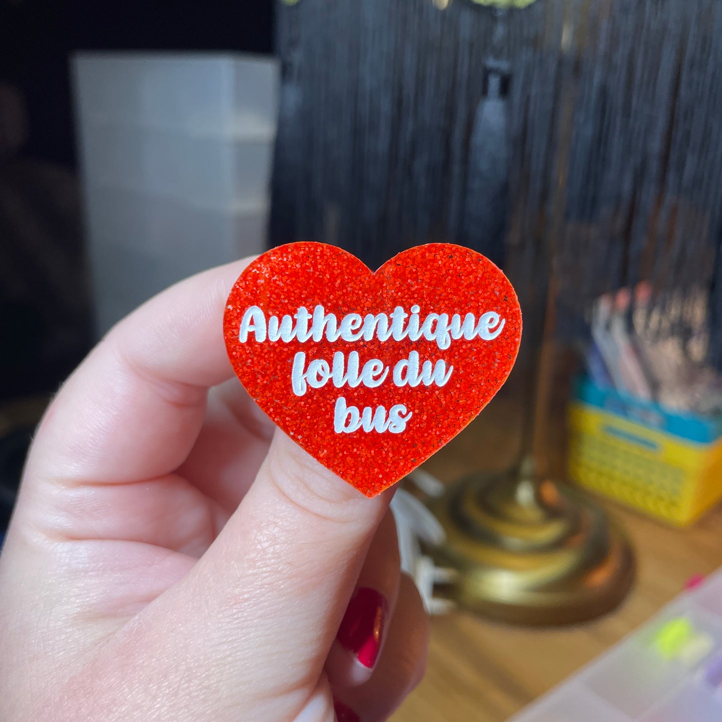 Broche "Authentique folle du bus" en acrylique à paillettes oranges
