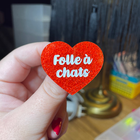 Broche "Folle à chats" en acrylique à paillettes oranges
