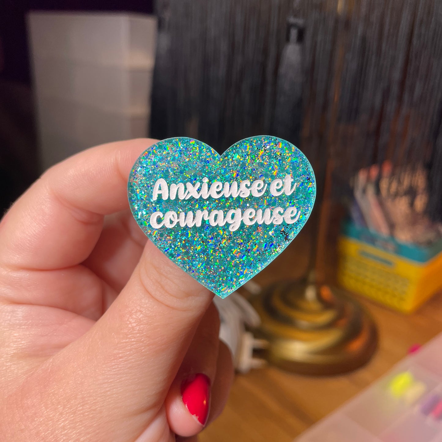 Broche "Anxieuse et courageuse" en acrylique à paillettes turquoise