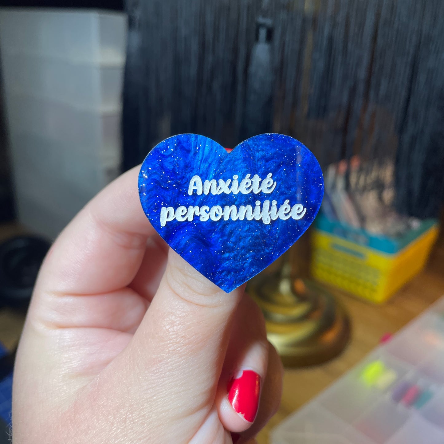 Broche "Anxiété personnifiée" en acrylique marbrée bleue à paillettes