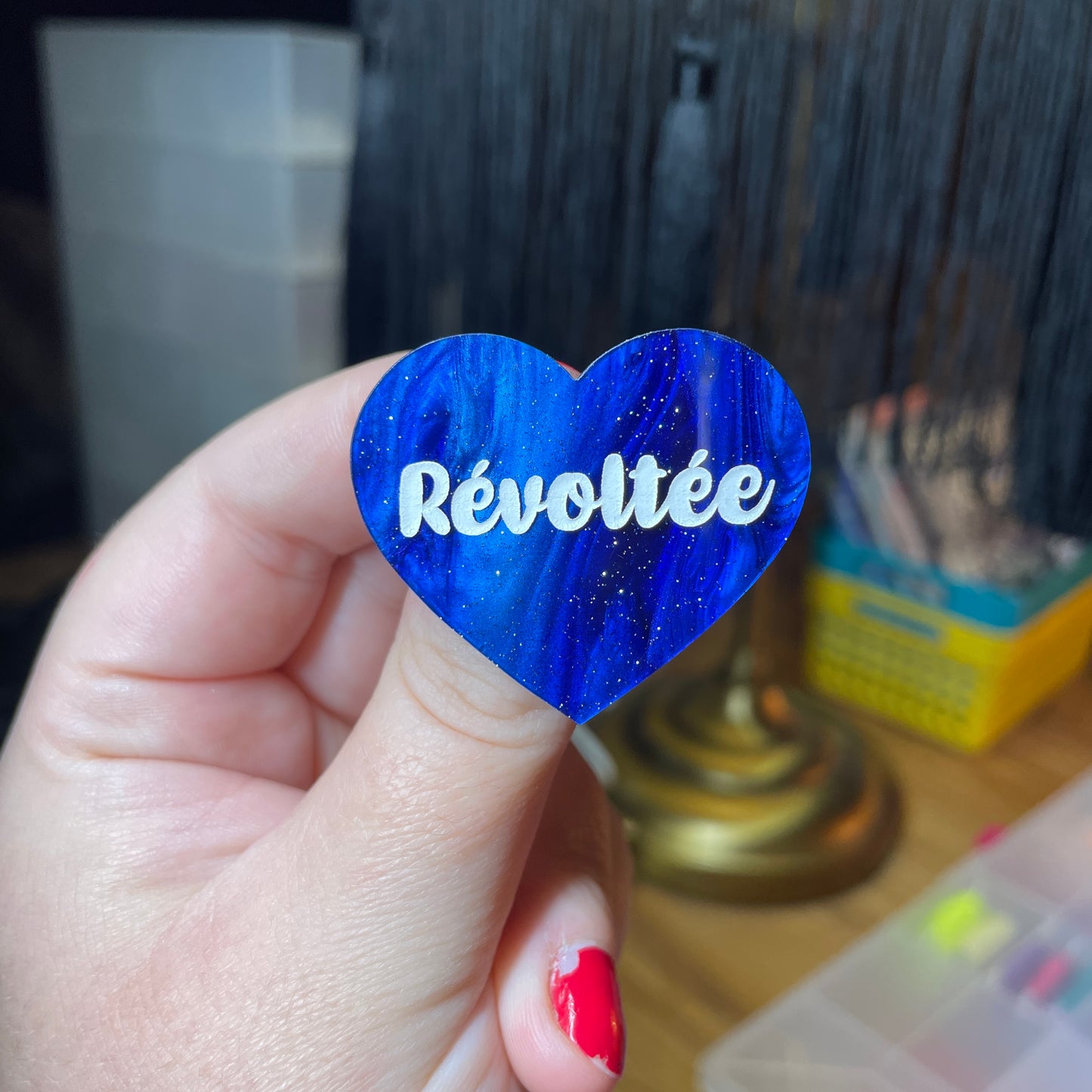 Broche "Révoltée" en acrylique marbrée bleue à paillettes