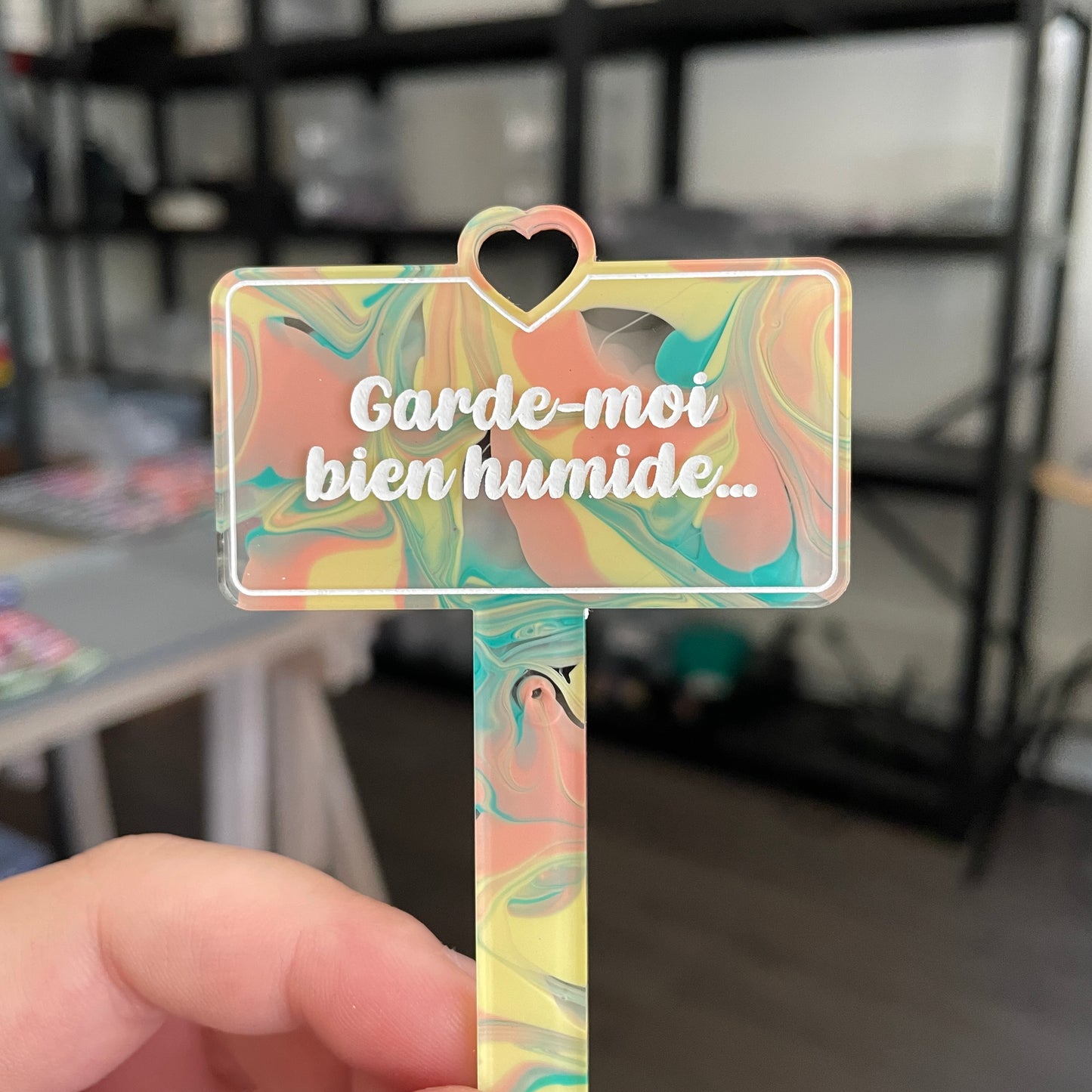Pic à plante "Garde-moi bien humide" en acrylique marbrée pastel jaune, verte et corail