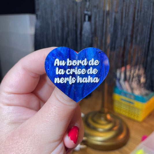Broche "Au bord de la crise de nerfs haha" en acrylique marbrée bleue à paillettes