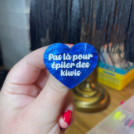 Broche "Pas là pour épiler des kiwis" en acrylique marbrée bleue à paillettes