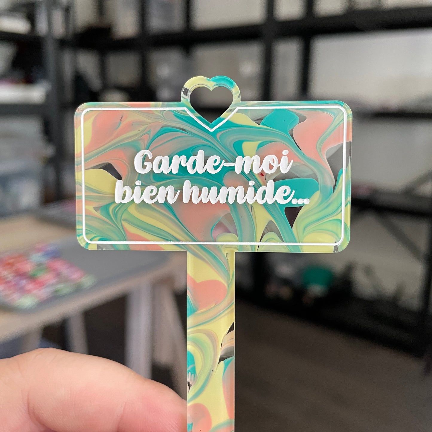 Pic à plante "Garde-moi bien humide" en acrylique marbrée pastel jaune, verte et corail
