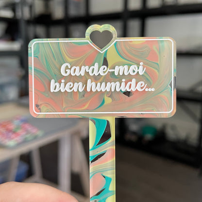 Pic à plante "Garde-moi bien humide" en acrylique marbrée pastel jaune, verte et corail