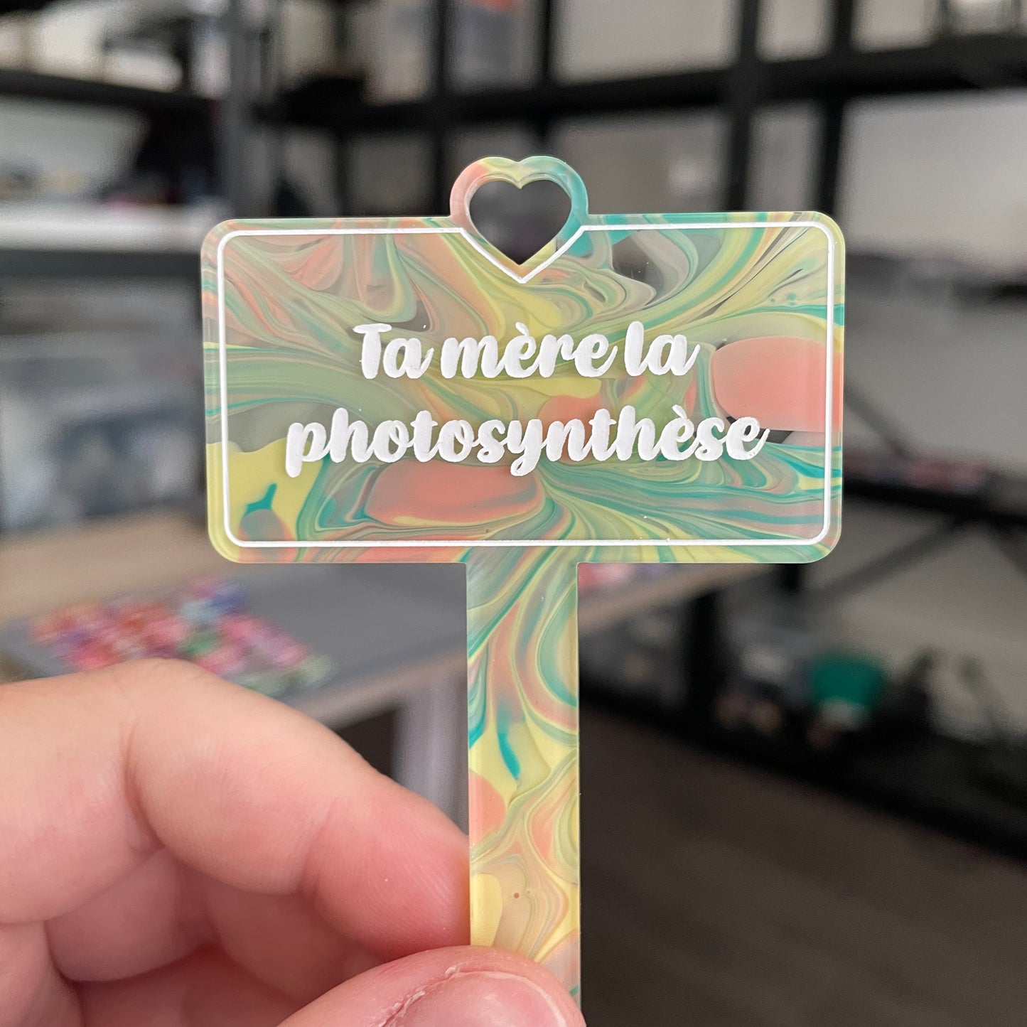 Pic à plante "Ta mère la photosynthèse" en acrylique marbrée pastel jaune, verte et corail
