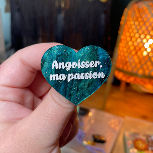 Broche "Angoisser, ma passion" en acrylique marbrée verte et noire à paillettes
