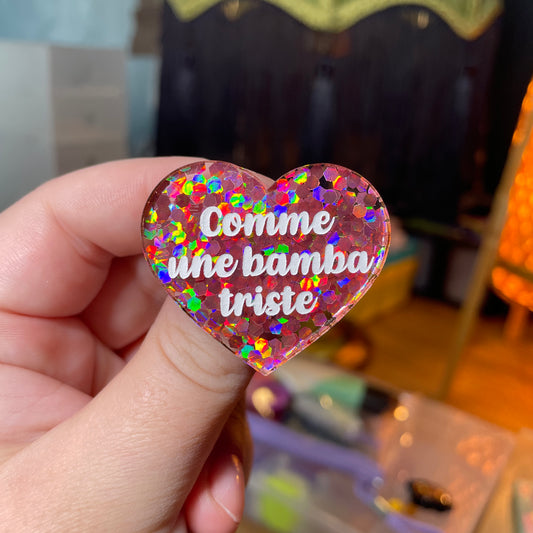 Broche "Comme une bamba triste" en acrylique semi transparente avec des confettis corail