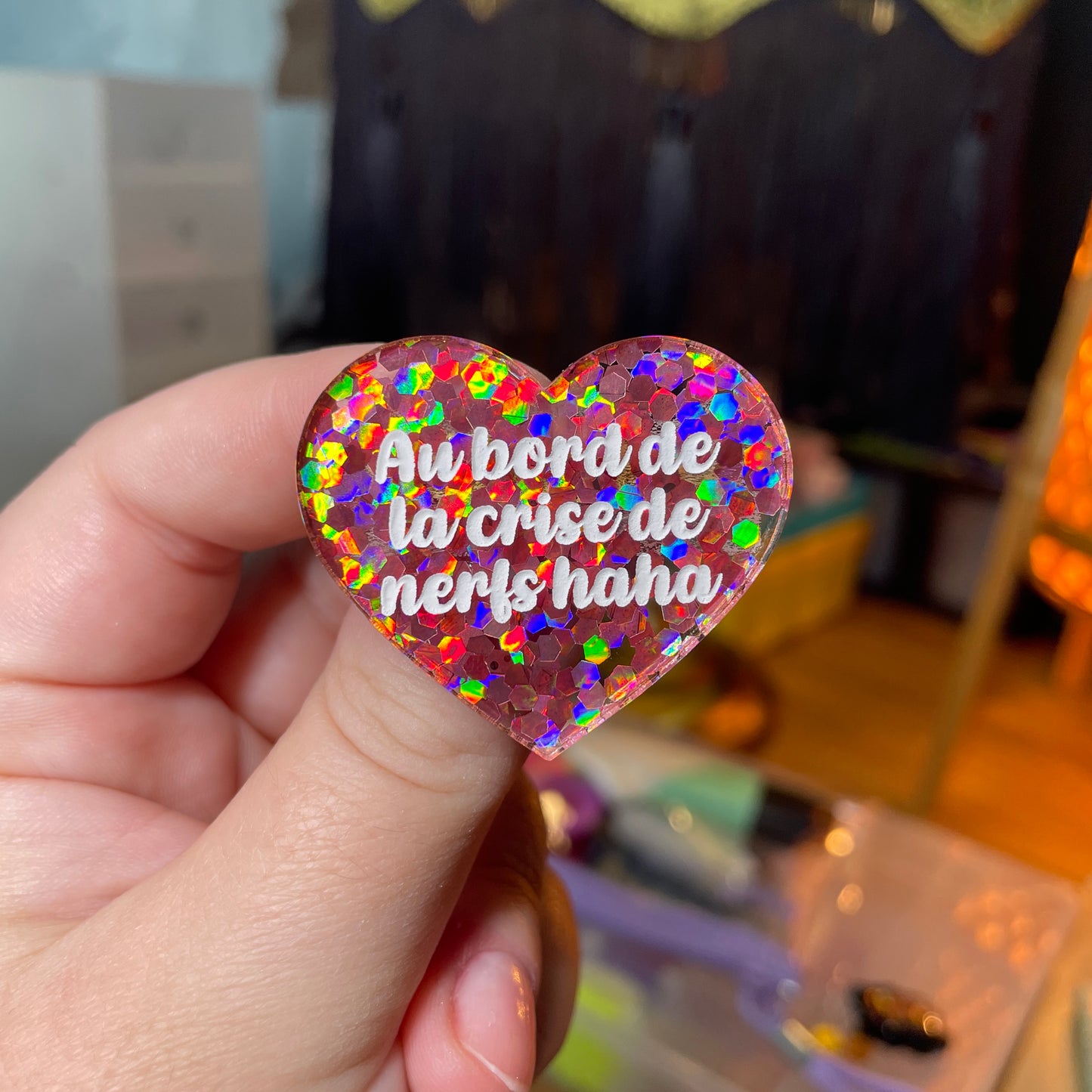Broche "Au bord de la crise de nerfs haha" en acrylique semi transparente avec des confettis corail