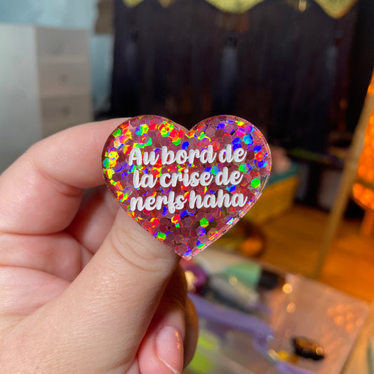 Broche "Au bord de la crise de nerfs haha" en acrylique semi transparente avec des confettis corail