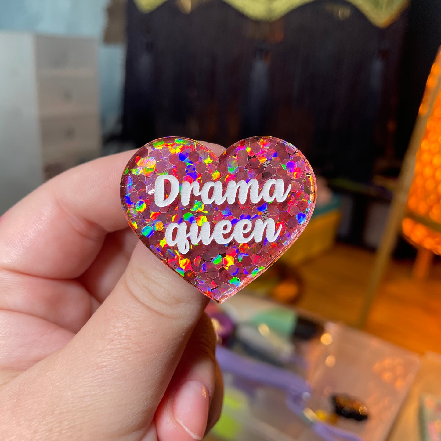 Broche "Drama queen" en acrylique semi transparente avec des confettis corail