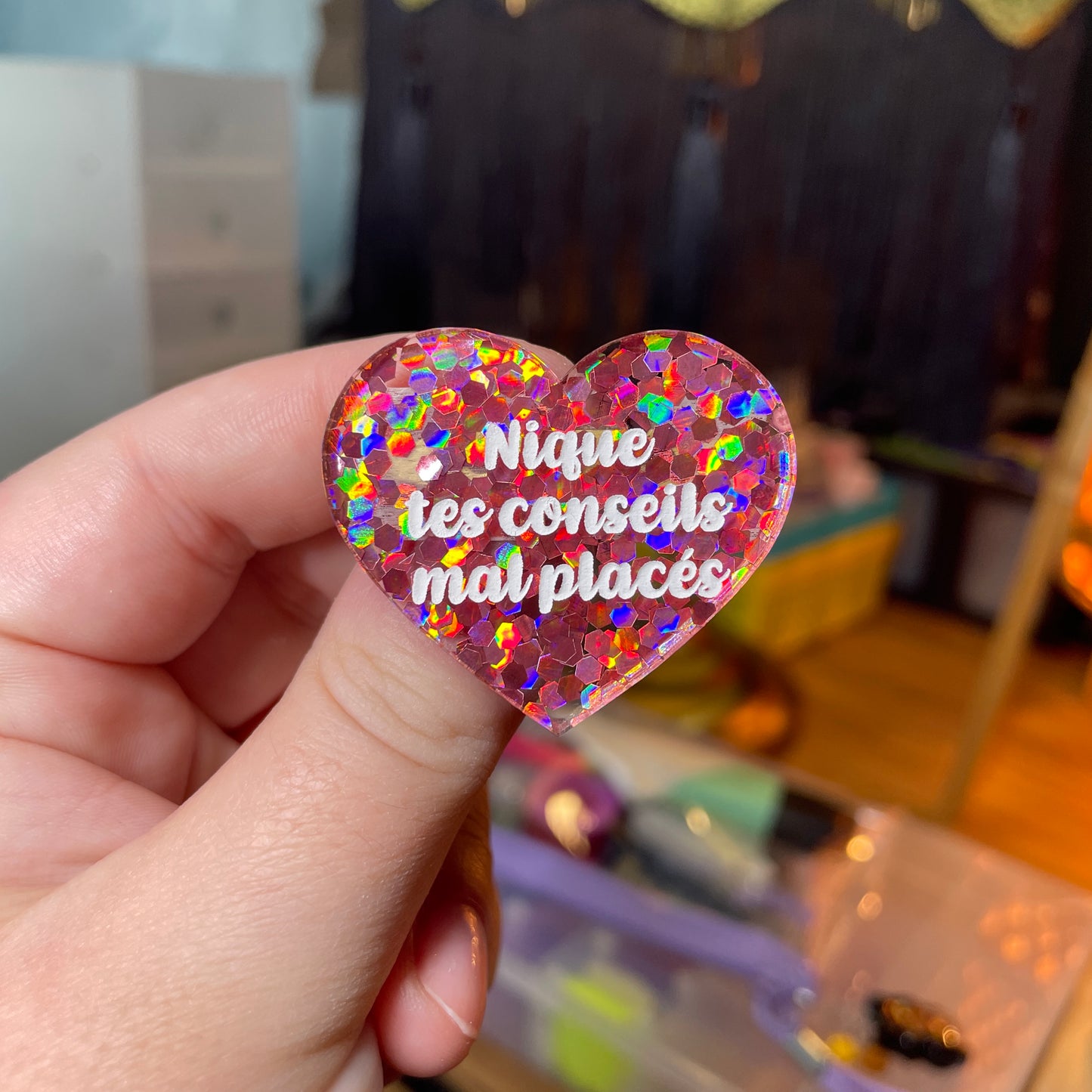 Broche "Nique tes conseils mal placés" en acrylique semi transparente avec des confettis corail