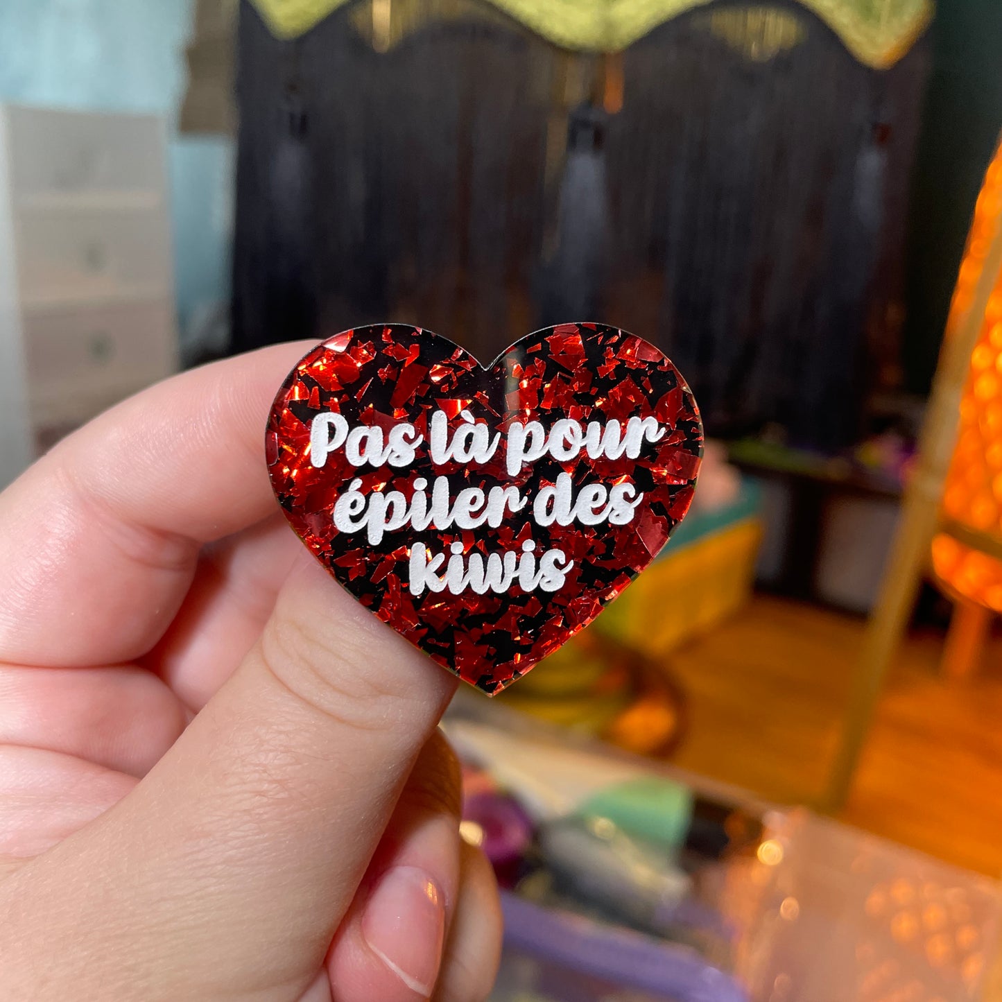 Broche "Pas là pour épiler des kiwis" en acrylique noire avec des éclats de confettis rouges