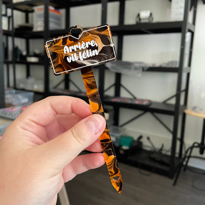 [CONTRÔLE TECHNIQUE] Pic à plante "Arrière, vil félin" en acrylique marbrée orange, noire et blanche