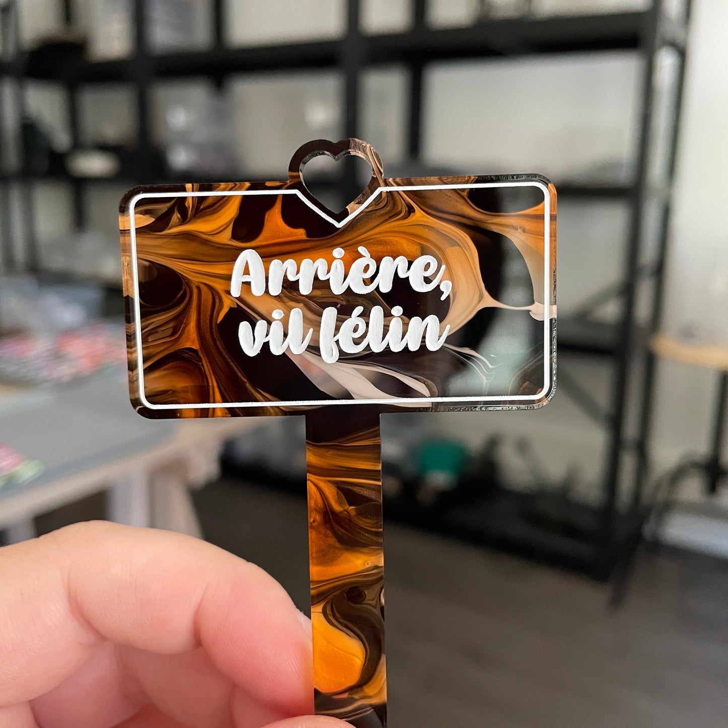 [CONTRÔLE TECHNIQUE] Pic à plante "Arrière, vil félin" en acrylique marbrée orange, noire et blanche