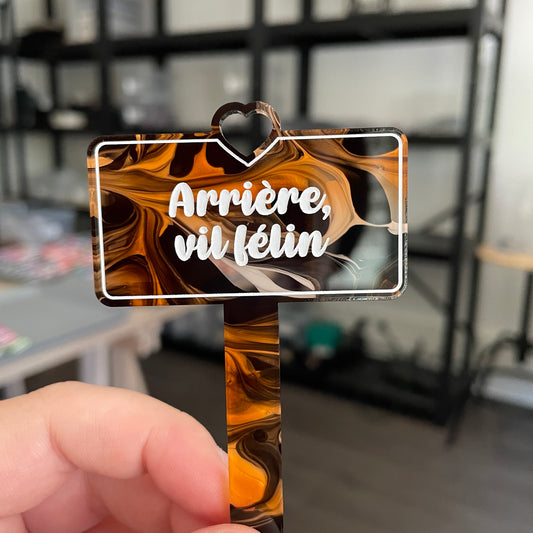 [CONTRÔLE TECHNIQUE] Pic à plante "Arrière, vil félin" en acrylique marbrée orange, noire et blanche