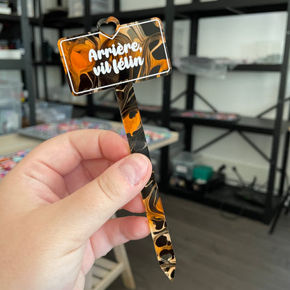 [CONTRÔLE TECHNIQUE] Pic à plante "Arrière, vil félin" en acrylique marbrée orange, noire et blanche