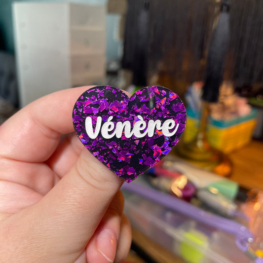 Broche "Vénère" en acrylique noire avec des éclats de confettis violets
