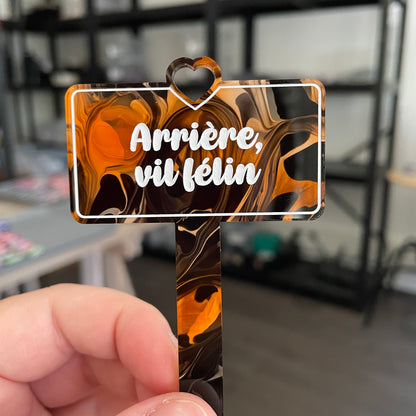 [CONTRÔLE TECHNIQUE] Pic à plante "Arrière, vil félin" en acrylique marbrée orange, noire et blanche