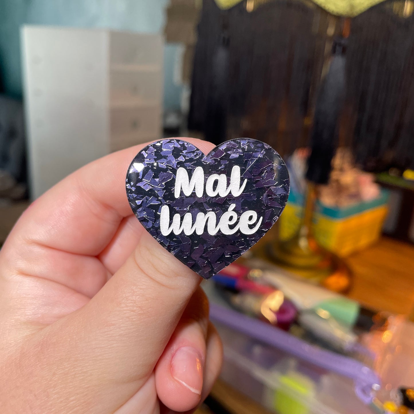 Broche "Mal lunée" en acrylique noire avec des éclats de confettis gris