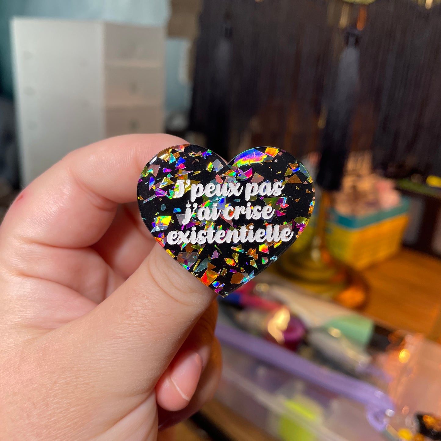 Broche "J'peux pas j'ai crise existentielle" en acrylique noire avec des éclats de confettis multicolores