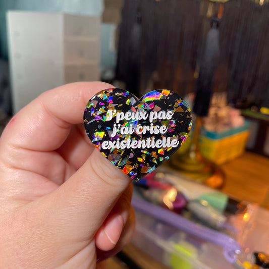 Broche "J'peux pas j'ai crise existentielle" en acrylique noire avec des éclats de confettis multicolores