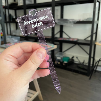 [CONTRÔLE TECHNIQUE] Pic à plante "Arrose-moi bitch" en acrylique transparente violette