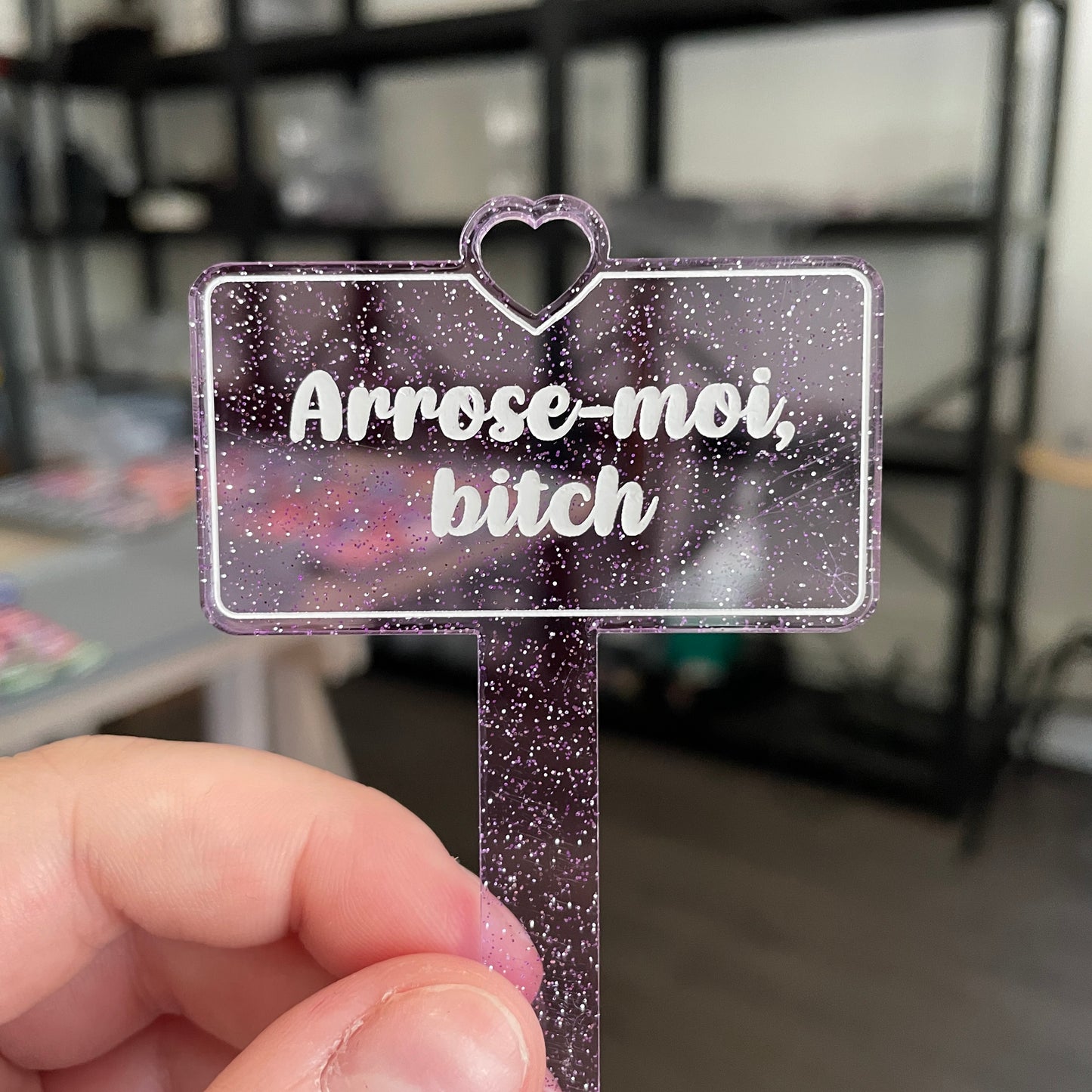 [CONTRÔLE TECHNIQUE] Pic à plante "Arrose-moi bitch" en acrylique transparente violette