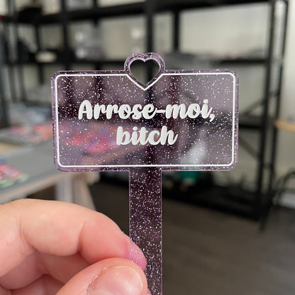 [CONTRÔLE TECHNIQUE] Pic à plante "Arrose-moi bitch" en acrylique transparente violette