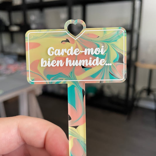 [CONTRÔLE TECHNIQUE] Pic à plante "Garde-moi bien humide" en acrylique marbrée pastel jaune, verte et corail