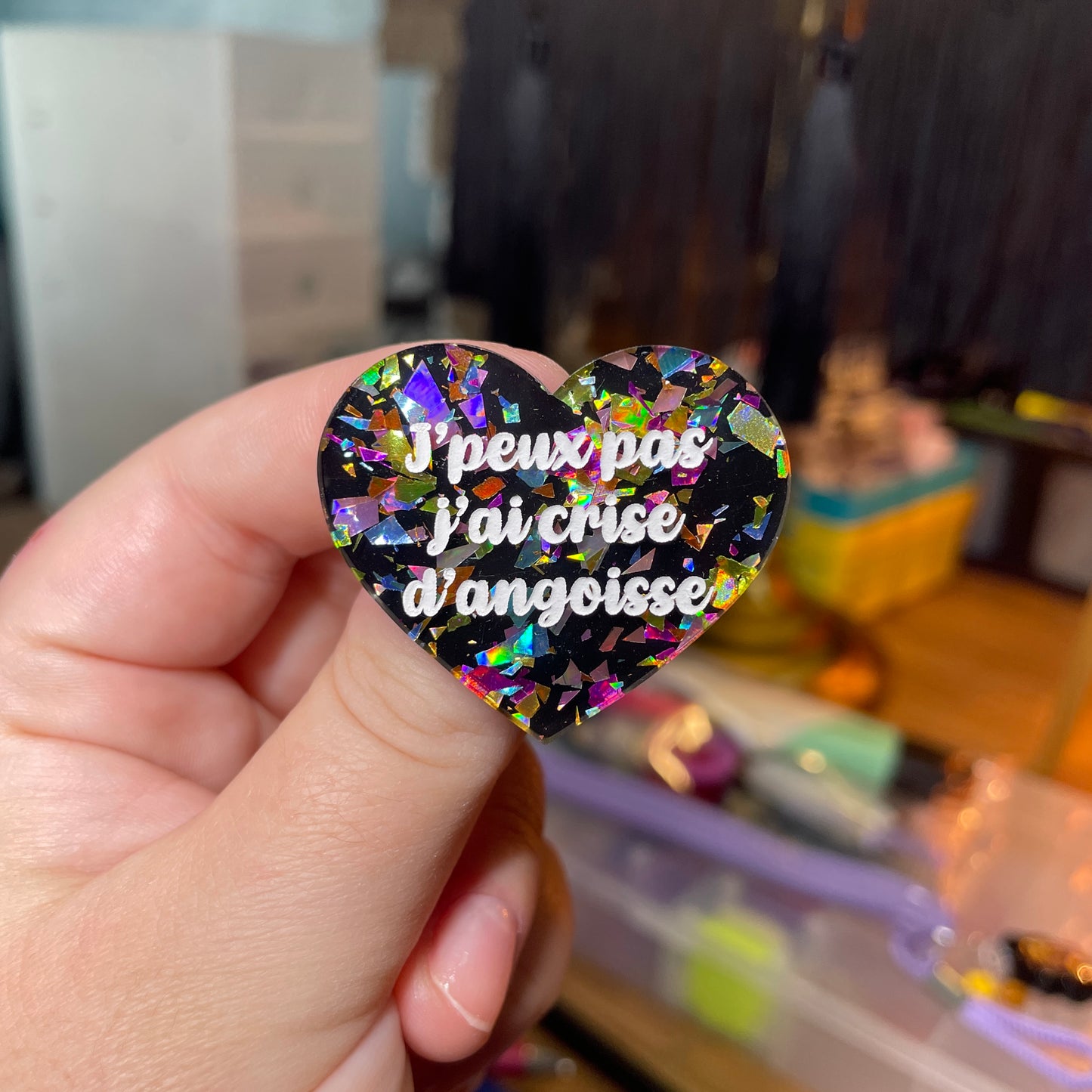 Broche "J'peux pas j'ai crise d'angoisse" en acrylique noire avec des éclats de confettis multicolores