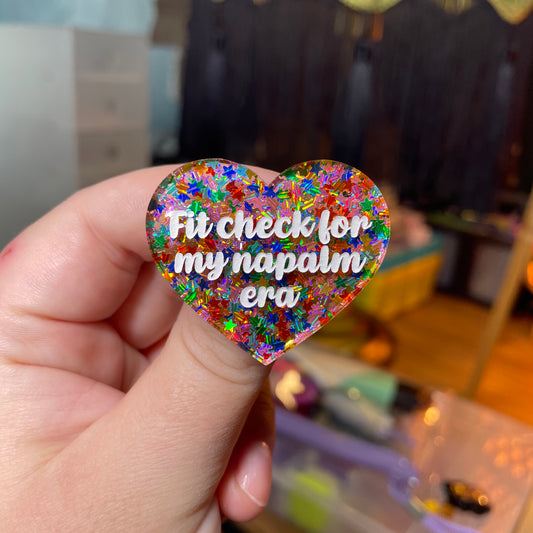 Broche "Fit check for my napalm era" en acrylique semi transparente avec des étoiles multicolores