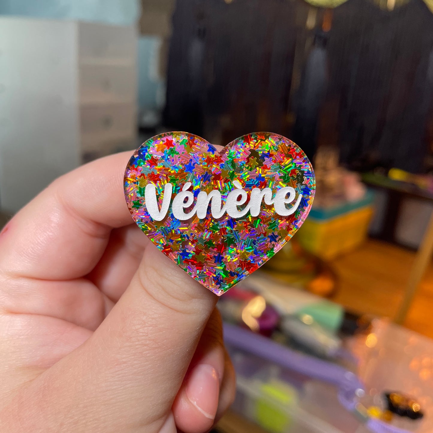 Broche "Vénère" en acrylique semi transparente avec des étoiles multicolores