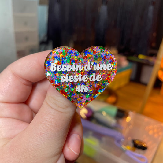 Broche "Besoin d'une sieste de 4h" en acrylique semi transparente avec des étoiles multicolores