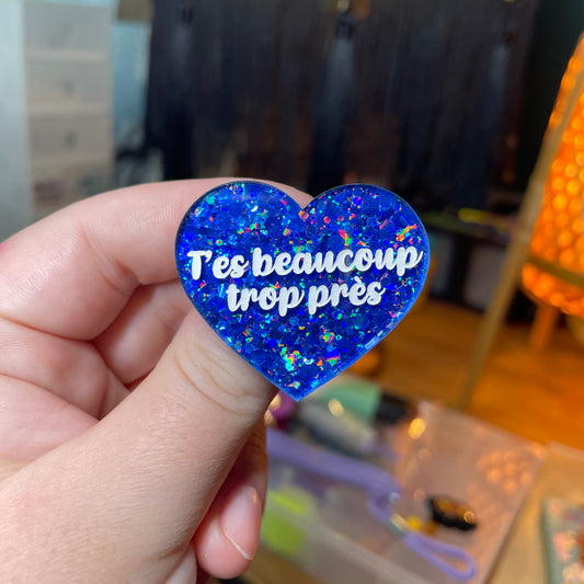 Broche "T'es beaucoup trop près" en acrylique à paillettes bleues