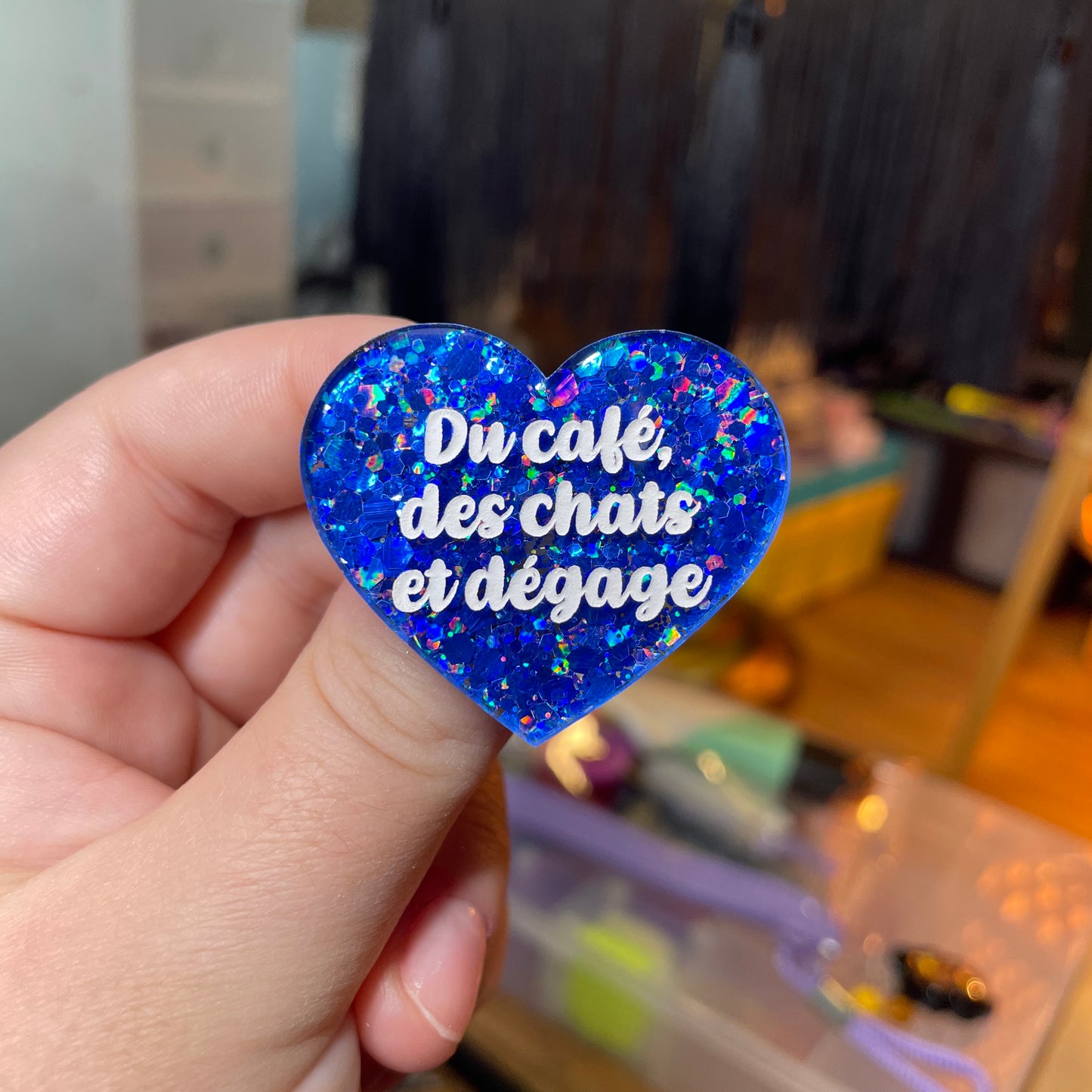 Broche "Du café, des chats et dégage" en acrylique à paillettes bleues