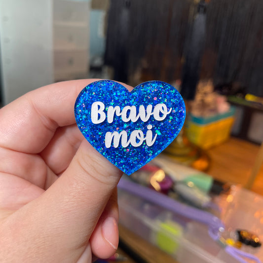 Broche "Bravo moi" en acrylique à paillettes bleues