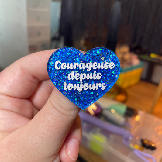 Broche "Courageuse depuis toujours" en acrylique à paillettes bleues