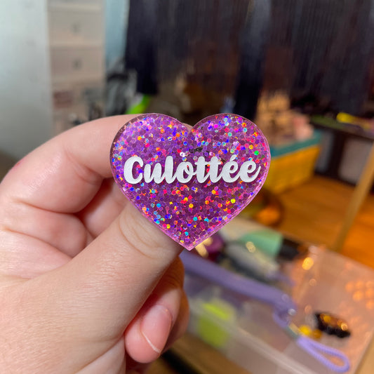 Broche "Culottée" en acrylique semi transparente avec des paillettes violettes