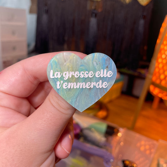 Broche "La grosse elle t'emmerde" en acrylique semi transparente marbrée bleue, jaune et blanche à paillettes