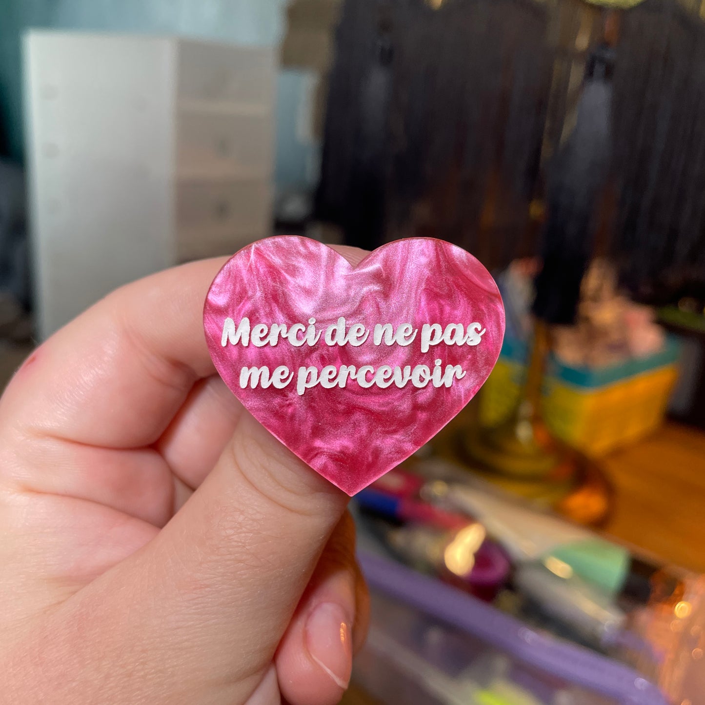 Broche "Merci de ne pas me percevoir" en acrylique marbrée rose