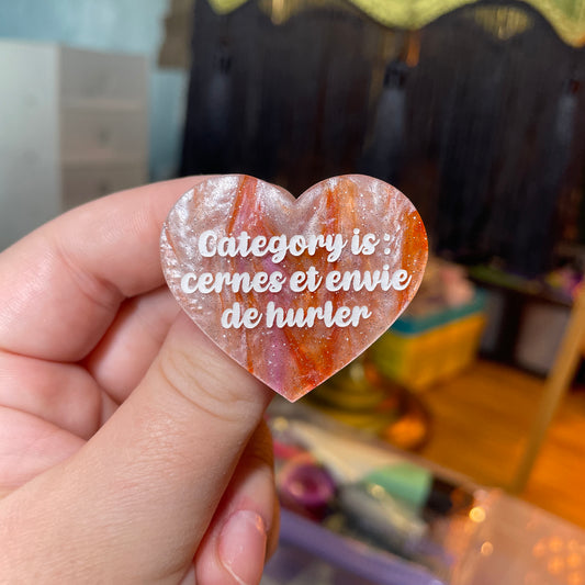 Broche "Category is : cernes et envie de hurler" en acrylique marbrée orange, blanche et violette à paillettes